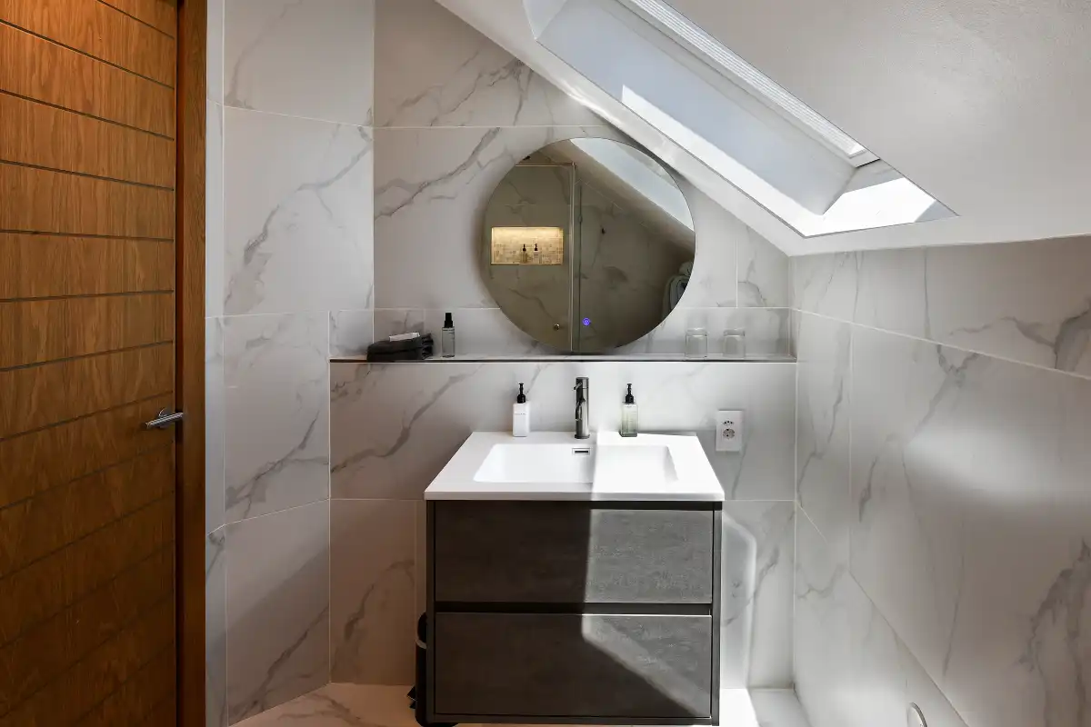 The Coach House Room 6 Classic Loft Room Double Bathroom 2