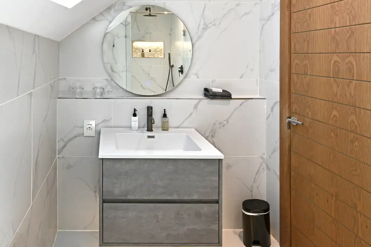 The Coach House Room 7 Premium Mountain View Room with Balcony Bathroom