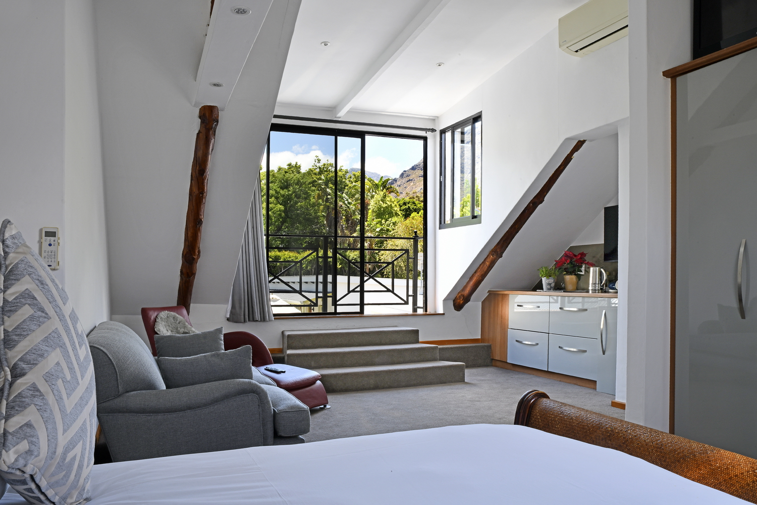 Premium Mountain View Suite with Balcony – Double,  The Coach House Franschhoek
